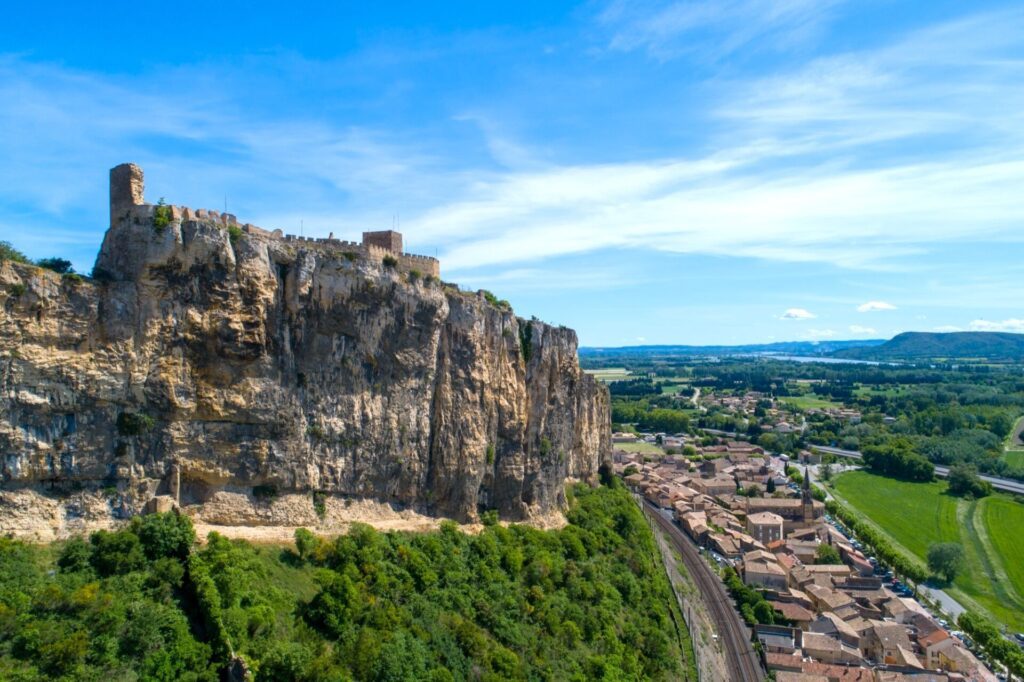 La Forteresse de Mornas domine la région autour de la Ferme aux Crocodiles