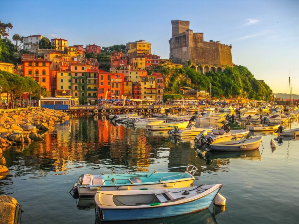 Le port de Lerici, avec le château de San Giorgio en arrière-plan, autour des Cinque Terre