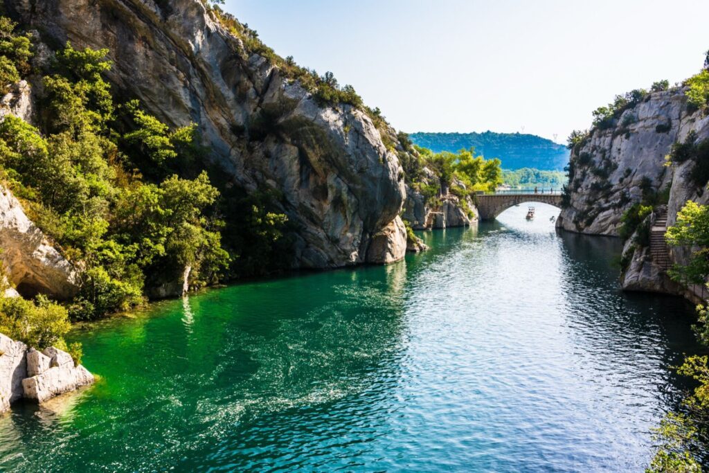 Le sentier du garde canal, à l'entrée du lac de Quinson (Verdon)