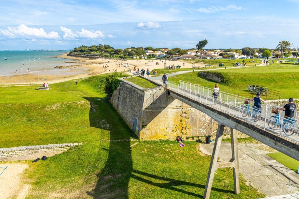 A vélo sur la passerelle de la citadelle Vauban à Saint-Martin-de-Ré