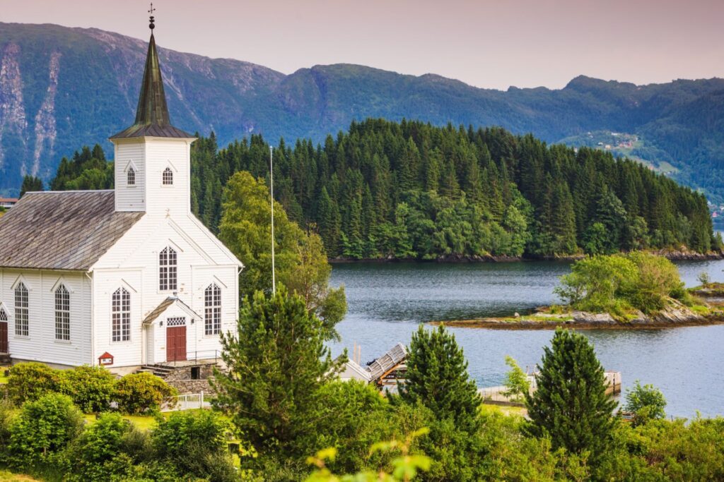 L'église de Bruvik, sur l'île de Osterøy, autour de Bergen
