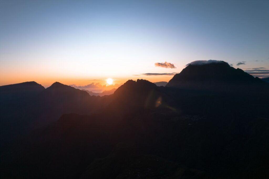 Lever de soleil depuis le belvédère du Maïdo et sur le Cirque de Mafate à La Réunion