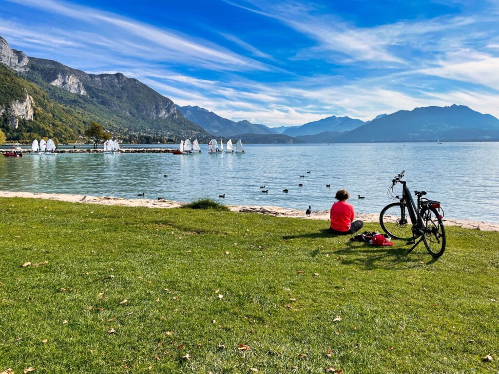 Pause à vélo au bord du Lac d'Annecy