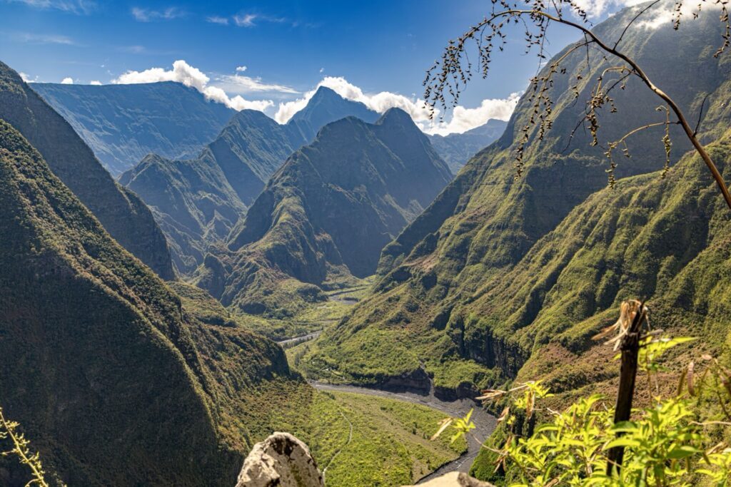 Rando dans le Cirque de Mafate, avec la rivière des Galets et les montagnes de l'île de La Réunion