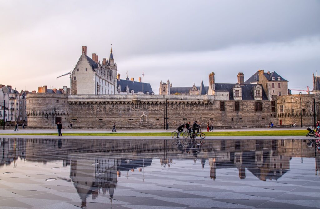 Vélos face au Château des ducs de Bretagne à Nantes