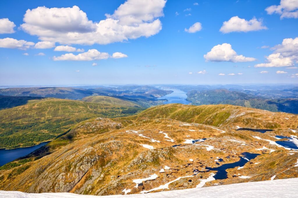 Vue depuis Gullfjellet, la plus haute montagne de la municipalité de Bergen, Norvège