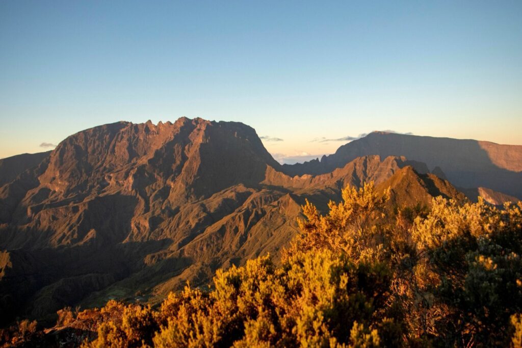 Vue imprenable sur le Piton des Neiges au lever du soleil depuis le sommet de la Roche Écrite à La Réunion