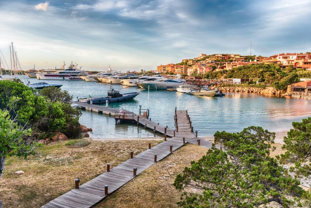 Vue sur le port avec yachts de luxe de Porto Cervo, Sardaigne