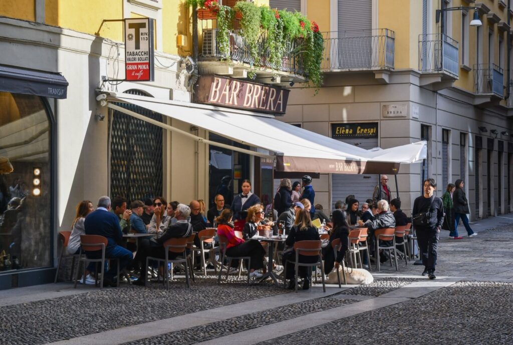 Café au coin de la Via Brera à Milan