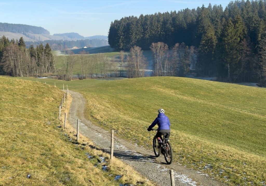 Cycliste en vélo électrique sur une route de montagne