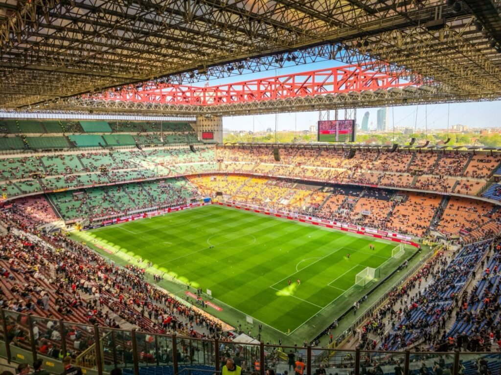 Les supporters de l'AC Milan arrivent au stade San Siro