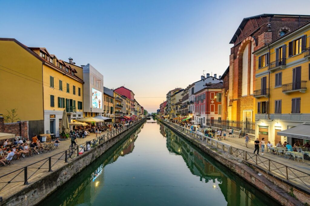 Quartier de Naviglio au coucher du soleil à Milan