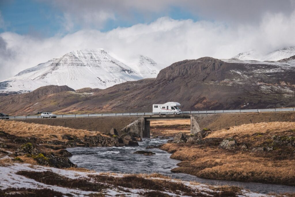 Un camping-car sur les routes islandaises