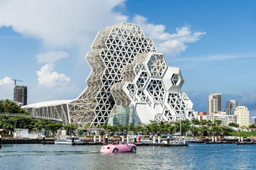 Vue sur le Kaohsiung Music Center depuis le Pier-2 Art Center à Taïwan