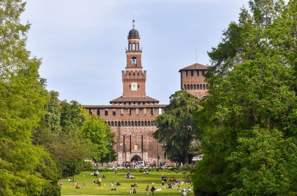 Vue sur le parc Sempione avec le Castello Sforzesco en arrière plan (Milan)
