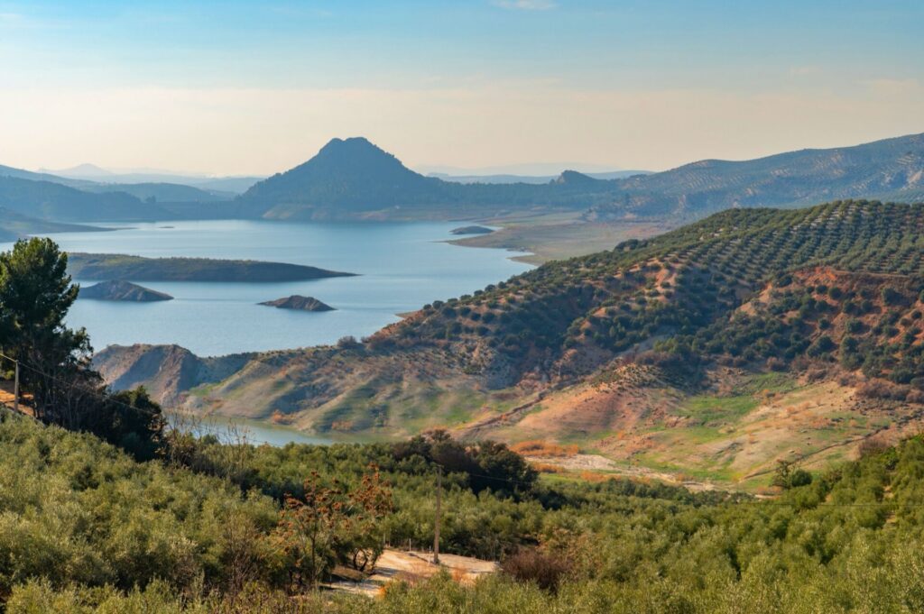 Vue sur le réservoir d’Iznájar, dans la province de Cordoue