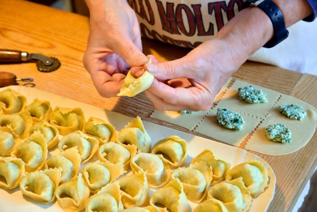Atelier de fabrication et pliage de tortellis à la ricotta faits à la main