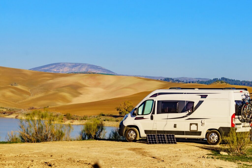 La solution d'un panneau solaire portatif pour votre camping-car