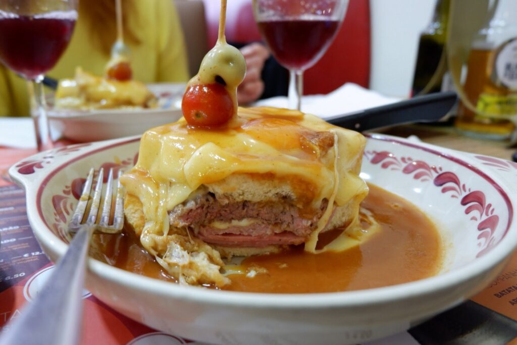 Le traditionnel sandwich à la viande portugaise francesinha
