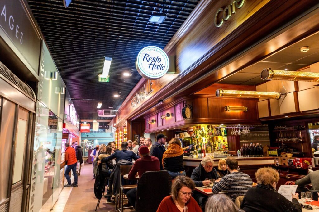 Manger des spécialités lyonnaises aux Halles de Lyon Paul Bocuse