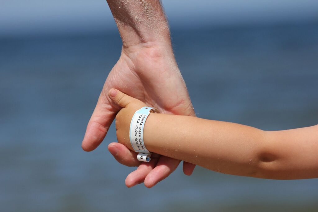 Pour les jeunes enfants, un bracelet avec le numéro de téléphone